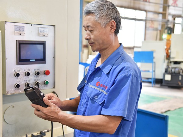 數(shù)控機(jī)床工人正在進(jìn)行操作